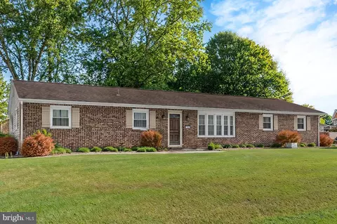 102 Fairway Dr, Mechanicsburg, PA 17055