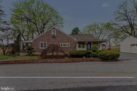 201 4th St, Boiling Springs, PA 17007