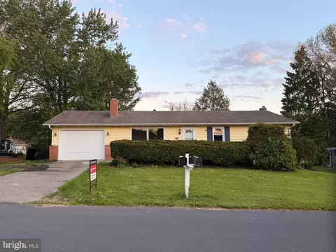 921 Thornton Dr, Mechanicsburg, PA 17055