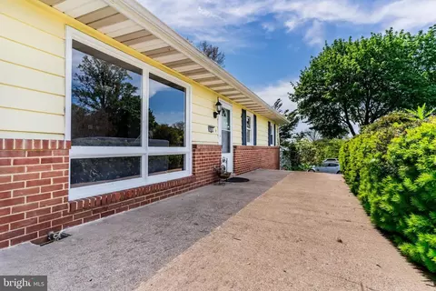 921 Thornton Dr, Mechanicsburg, PA 17055