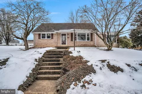 1972 Douglas Dr, Carlisle, PA 17013