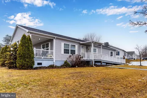 102 Oriole Dr, Carlisle, PA 17013