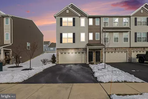 557 Brook Shire Ct, Mechanicsburg, PA 17055