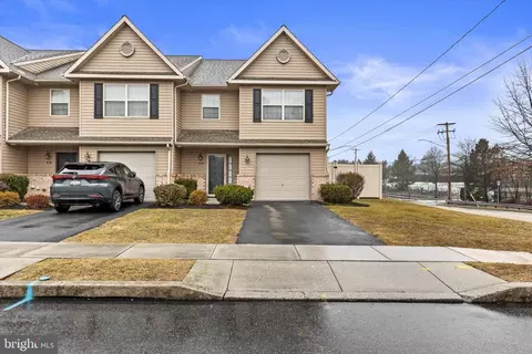 2 Brook Side Dr, Carlisle, PA 17013