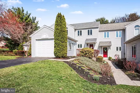 1822 Creek View Dr, New Cumberland, PA 17070