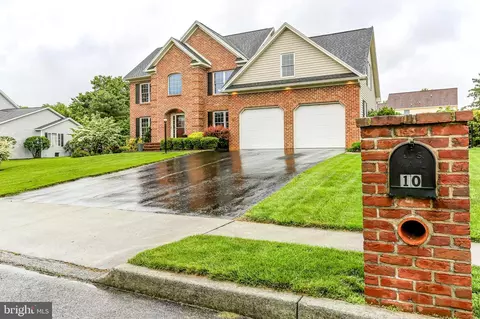 10 Silver Maple Dr, Boiling Springs, PA 17007