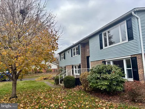 19 Hemlock Dr, Mechanicsburg, PA 17055