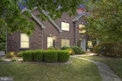 2 Country Side Dr, Carlisle, PA 17013