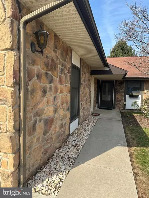8 Abbey Ct, Carlisle, PA 17015