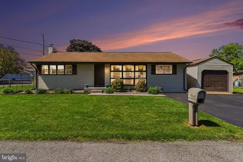 24 Maple Dr, Mechanicsburg, PA 17050