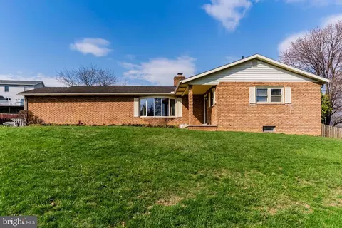 813 Nesbit Dr, Carlisle, PA 17013