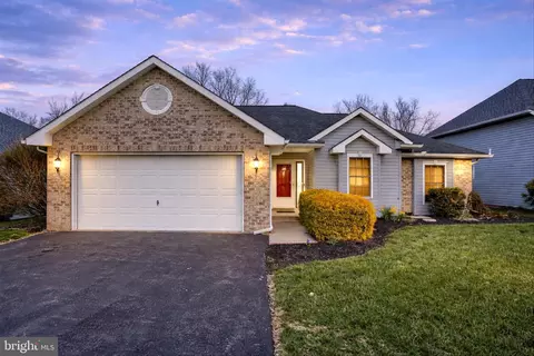 28 Longwood Dr, Mechanicsburg, PA 17050
