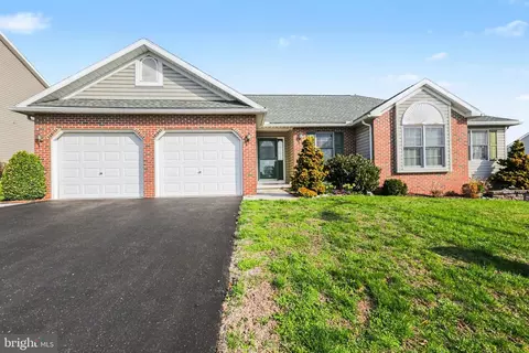 33 Blue Spruce Dr, Enola, PA 17025