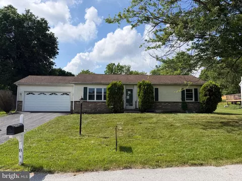 8 Wheatfield Dr, Carlisle, PA 17015
