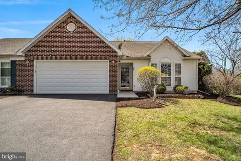 25 Greenfield Dr, Carlisle, PA 17015