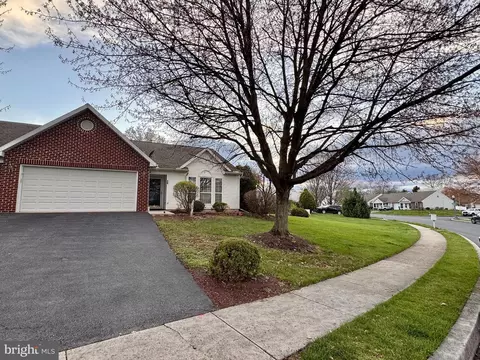 25 Greenfield Dr, Carlisle, PA 17015