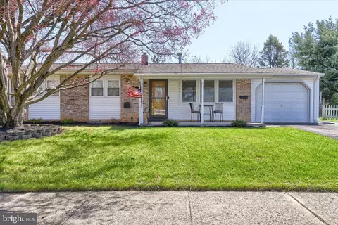 5202 Royal Dr, Mechanicsburg, PA 17055
