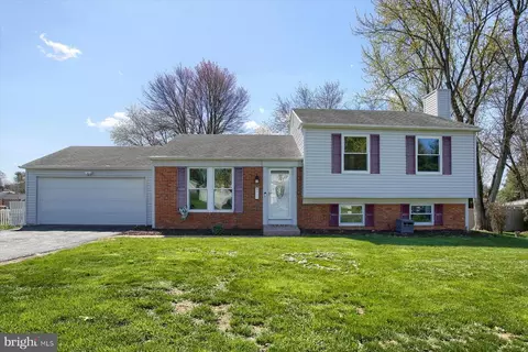 915 Derbyshire Ave, Mechanicsburg, PA 17055