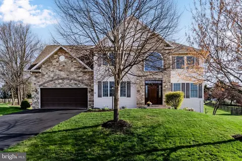 8 Bayberry Rd, Carlisle, PA 17013