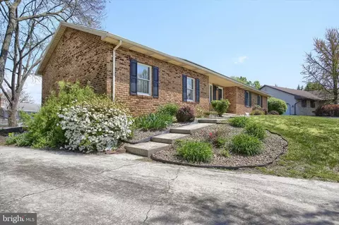 313 Croghan Dr, Carlisle, PA 17013