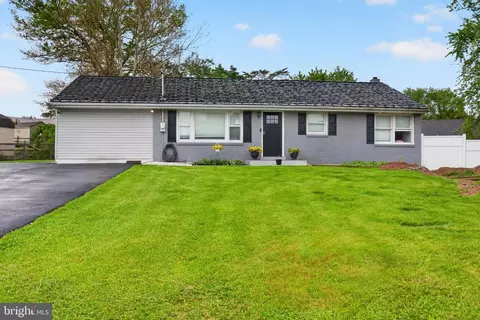 12 White Birch Ave, Mechanicsburg, PA 17050
