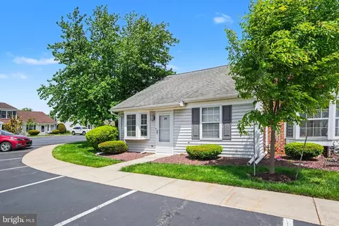 24 Southpoint Dr, Mechanicsburg, PA 17055