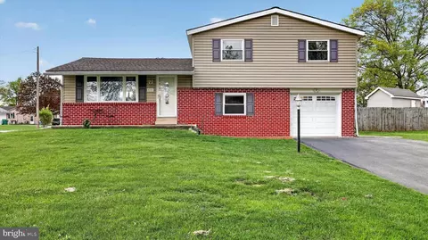 15 Buckthorn Dr, Carlisle, PA 17015
