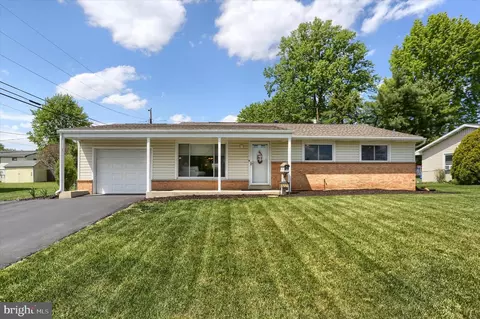 5221 Stuart Dr, Mechanicsburg, PA 17055