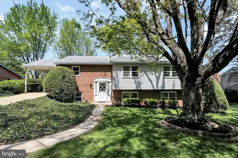 8 W Winding Hill Rd, Mechanicsburg, PA 17055