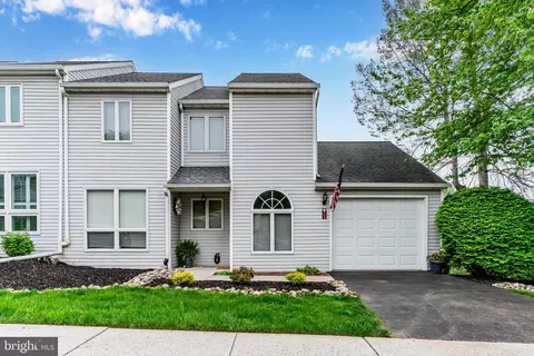 1724 Creek Vista Dr, New Cumberland, PA 17070