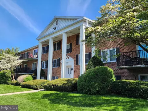 2109 Cedar Run Dr #208, Camp Hill, PA 17011