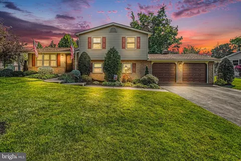 17 Cardinal Dr, Carlisle, PA 17015