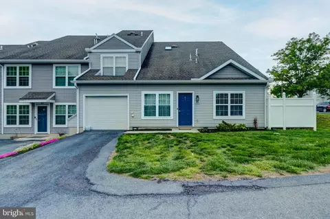 80 Courtyard Dr, Carlisle, PA 17013