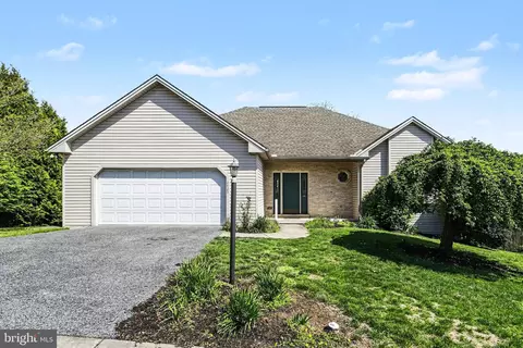 2425 Rolling Hills Dr, Mechanicsburg, PA 17055