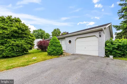 9 Raspberry Dr, Mechanicsburg, PA 17050