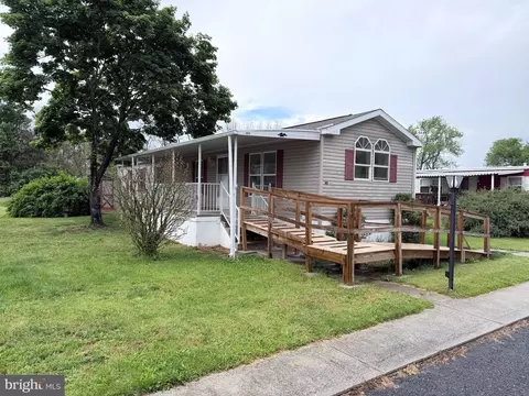 17 Coral Dr, Carlisle, PA 17013