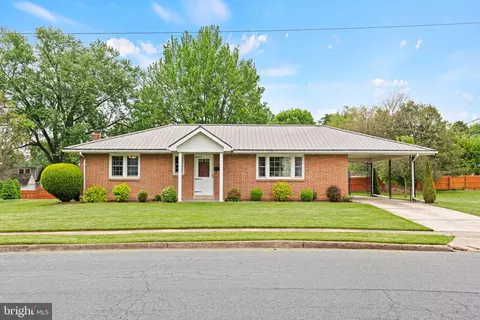 18 Chestnut St, Camp Hill, PA 17011