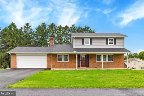 208 Fairway Dr, Mechanicsburg, PA 17055