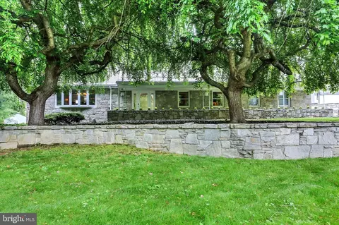 332 Blacklatch Ln, Camp Hill, PA 17011