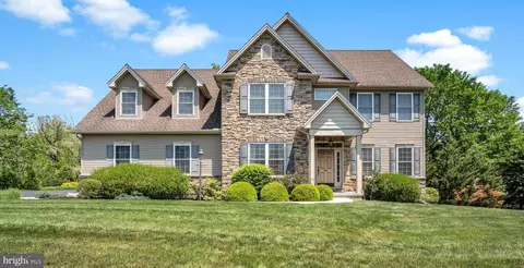 1915 Osprey Cir, Mechanicsburg, PA 17050