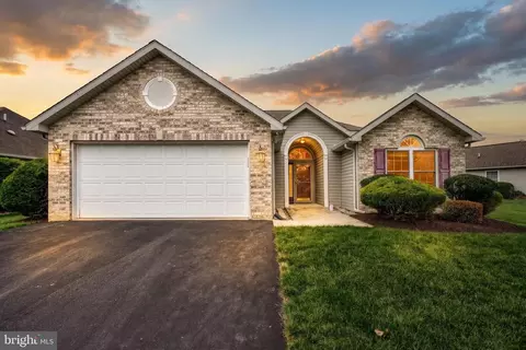 61 Longwood Dr, Mechanicsburg, PA 17050