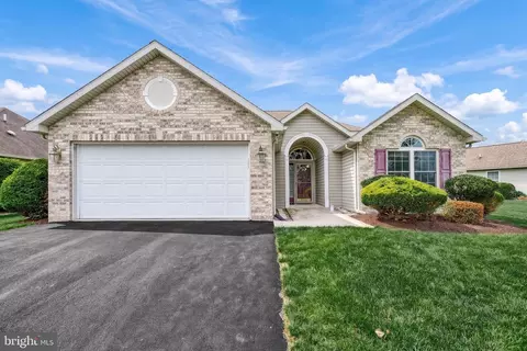 61 Longwood Dr, Mechanicsburg, PA 17050