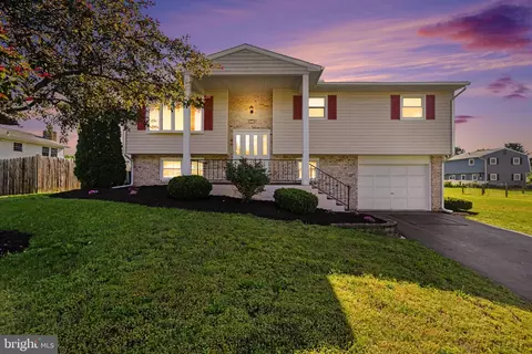 1911 Mary Ln, Carlisle, PA 17013