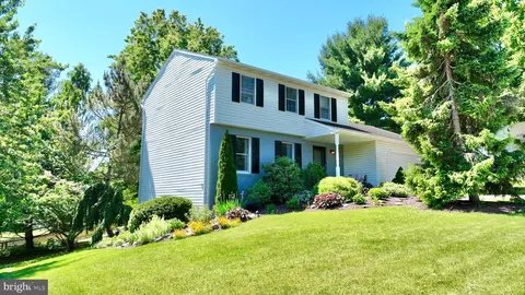 1017 Crystal Creek Dr, Mechanicsburg, PA 17050
