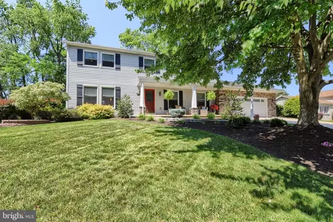831 Ridgewood Dr, Mechanicsburg, PA 17050