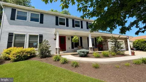 831 Ridgewood Dr, Mechanicsburg, PA 17050