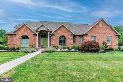 33 Emlyn Ln, Mechanicsburg, PA 17055