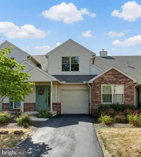 5225 Cobblestone Dr, Mechanicsburg, PA 17055