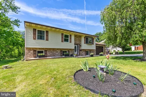 228 Woods Dr, Mechanicsburg, PA 17050