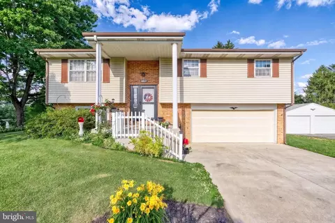 1917 Douglas Dr, Carlisle, PA 17013